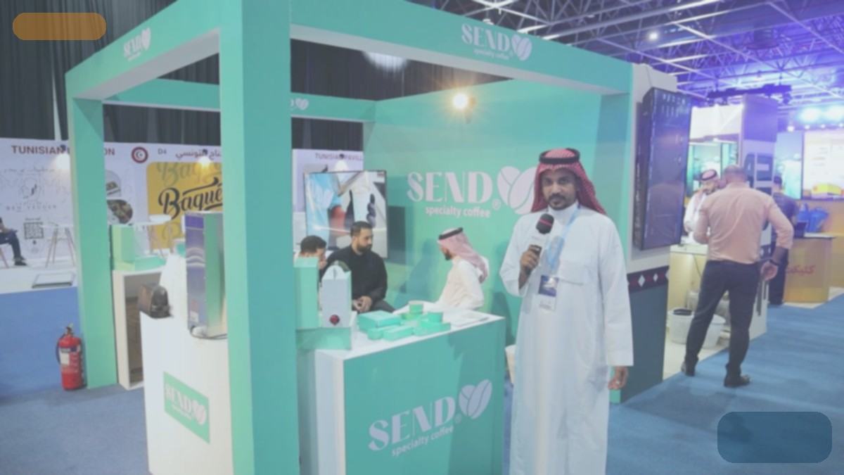 صورة غلاف نظيفة من أجنحة معرض iFOE بدون نصوص تسويقية مطبوعة