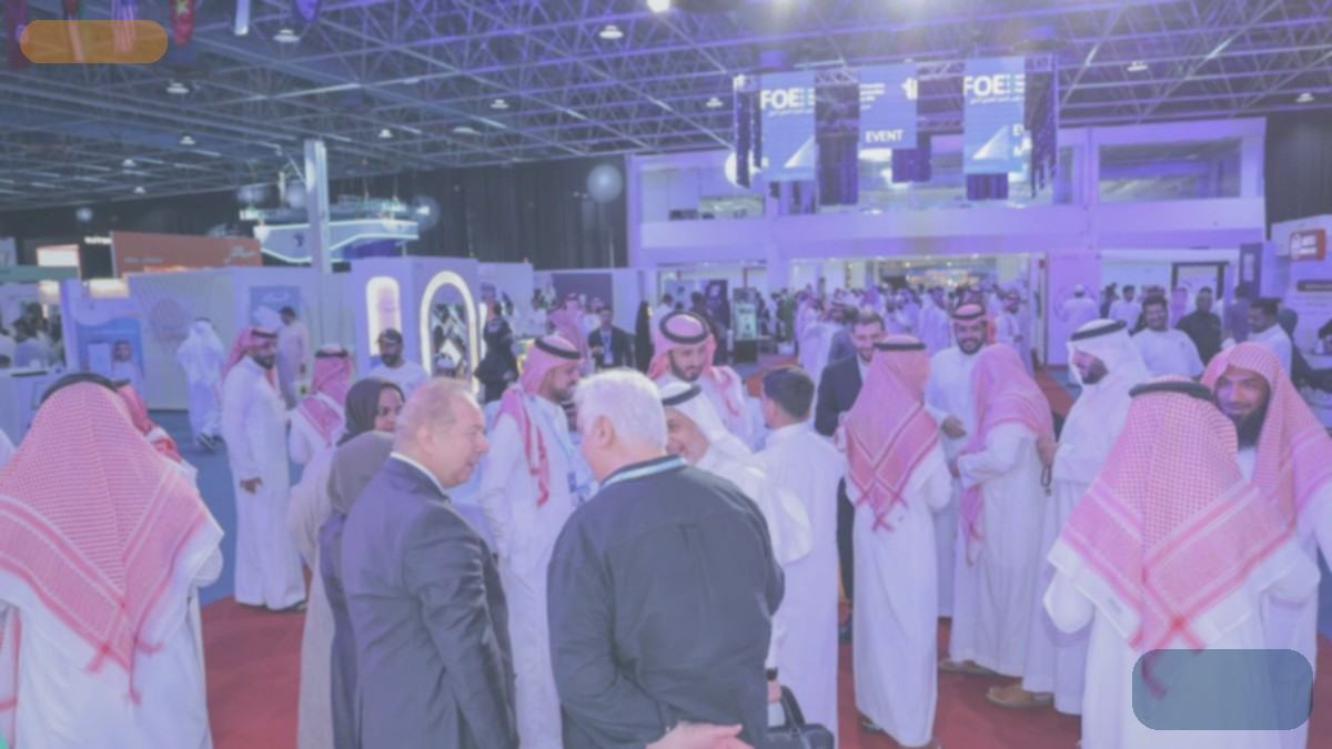 صورة غلاف نظيفة من حضور معرض iFOE بدون عبارات تصميمية مضافة